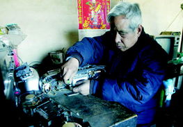 古稀盲老漢身懷絕技 樂器維修、刺繡與修理電器的非凡人生